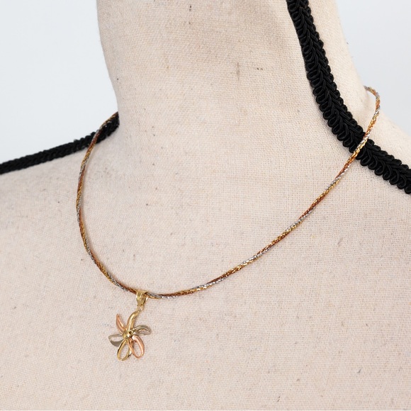 Quiet luxury 14K tricolor mesh choker length necklace & tricolor floral pendant - Picture 6 of 16